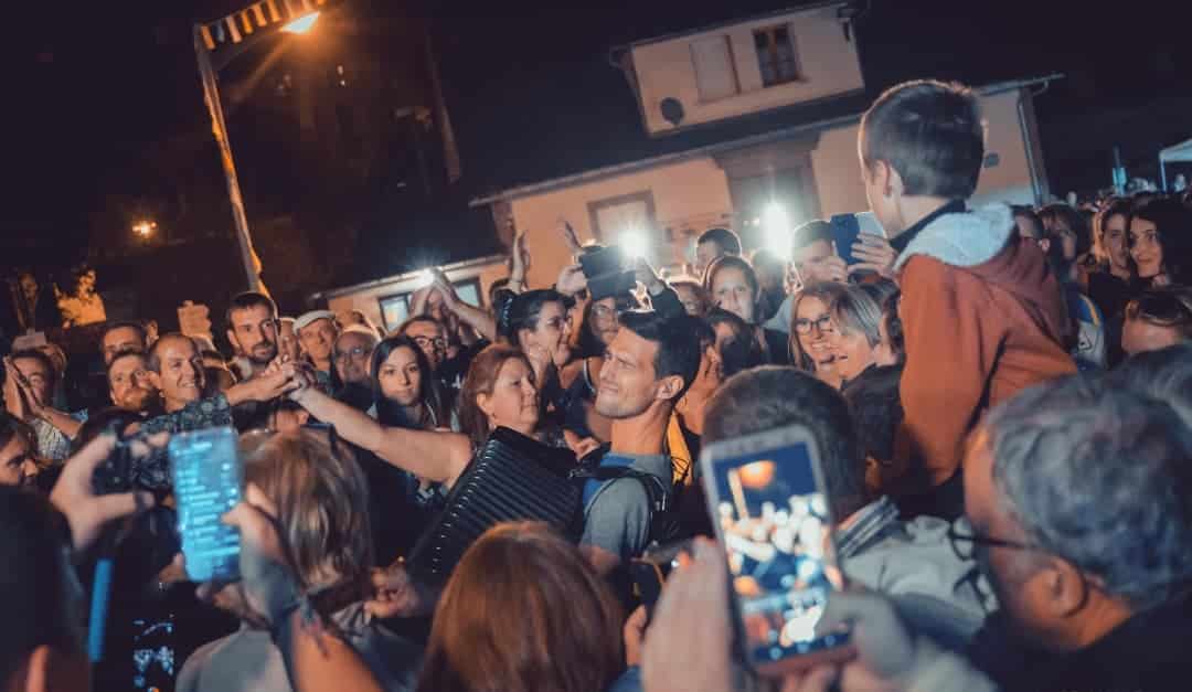 Grégory Chauchat à l'accordéon dans le public