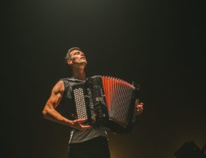 accordéoniste musclé sur scène Grégory Chauchat