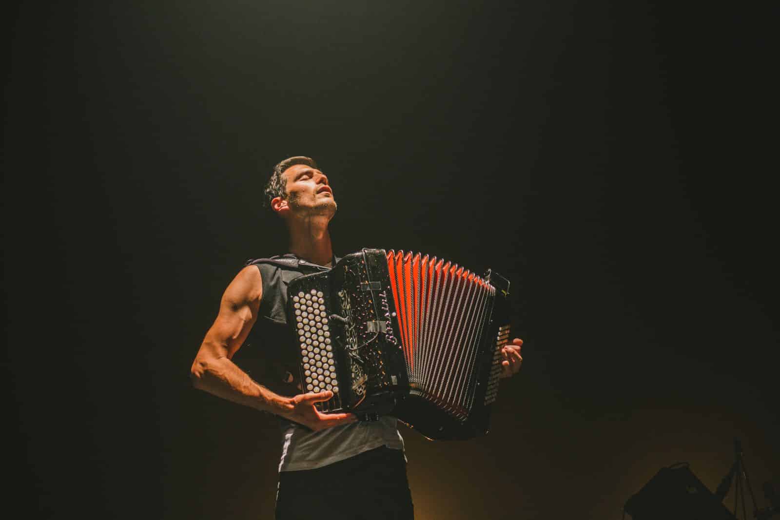 accordéoniste musclé sur scène Grégory Chauchat