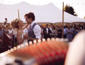 bride and groom dance with accordion Gregory Chauchat accordionist