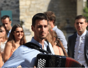 accordéoniste en solo lors d'un mariage