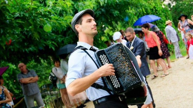 joueur d'accordéon lors d'une fête ambiance guinguette