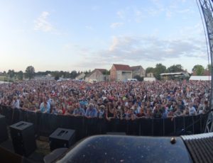 foule formée par le public lors d’un concert vu de l’accordéon