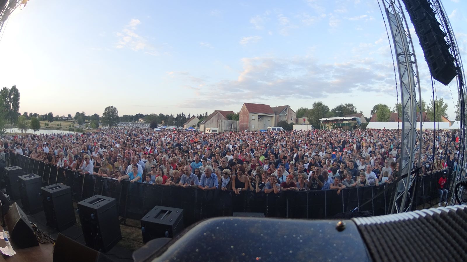 foule formée par le public lors d’un concert vu de l’accordéon