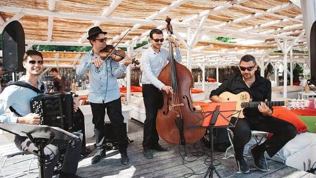 groupe de jazz manouche pendant un événement