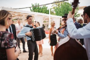 groupe de jazz manouche en déambulation à Lyon lors d'un mariage