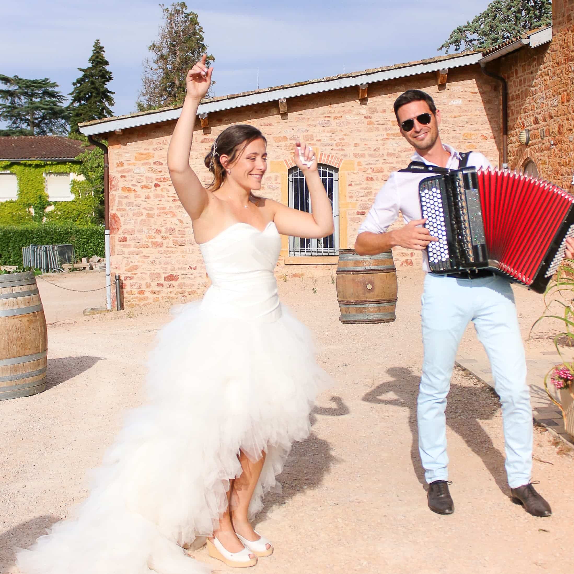 Mariée et accordéoniste