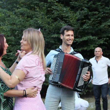 animation guinguette à Lyon avec accordéoniste